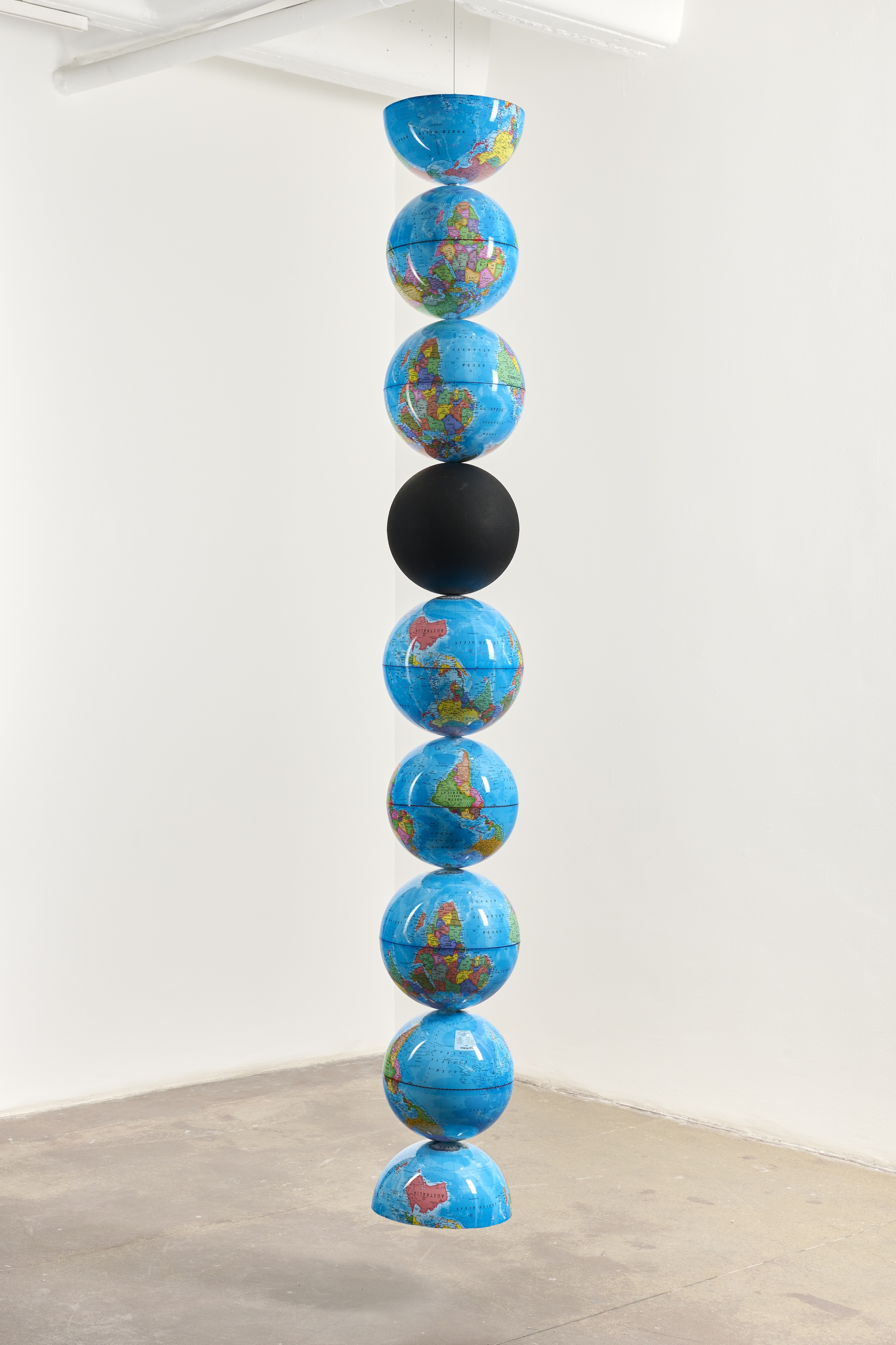 model for an endless column

2021

compound PET plastic globe model, synthetic stone finish, black primer and steel rod

220 x 30 x 30 cm
